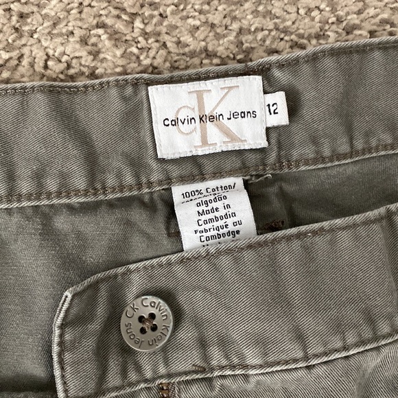 Calvin Klein shorts size 12 color khaki/green. - Picture 4 of 7